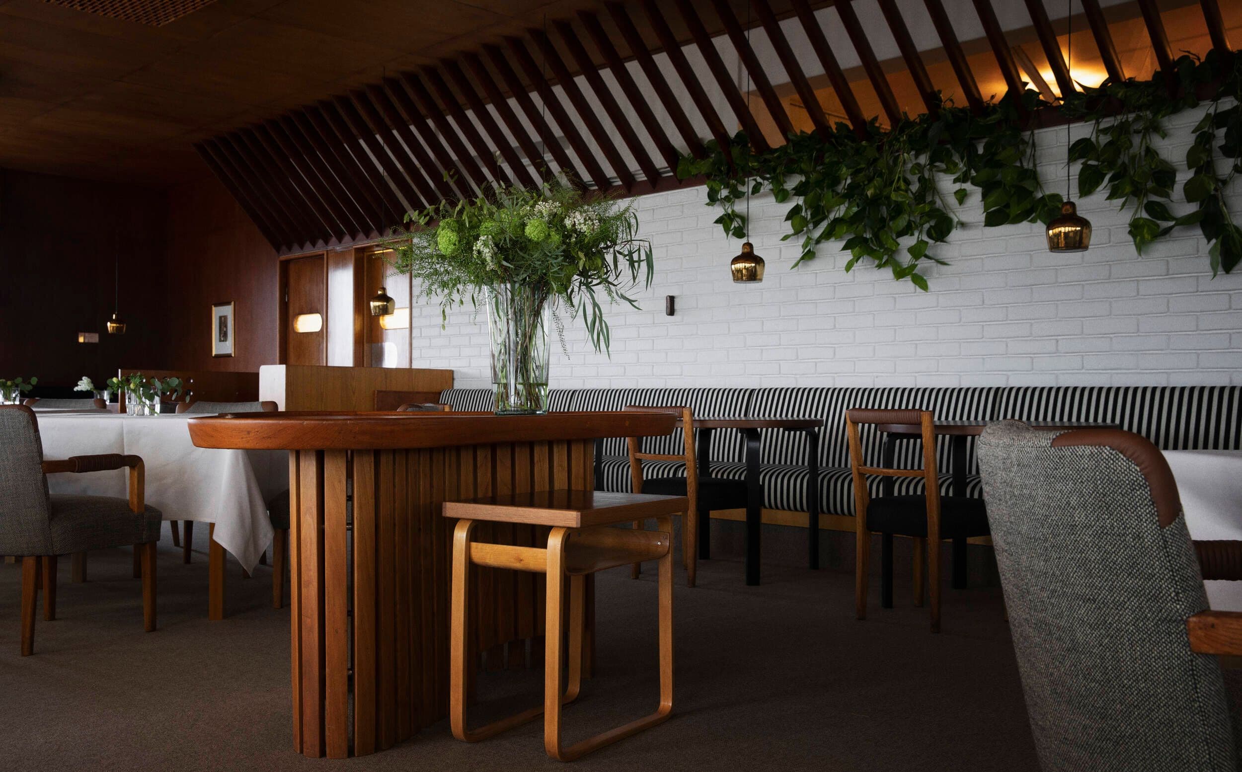 Ravintolasalia reunustaa pitkä sohva. Pyöreiden pöytien yläpuolelle on ripustettu rivi alkuperäisiä Alvar Aallon suunnittelemia messinkisiä Golden Bell -riippuvalaisimia. Vapaamuotoinen tarjoilupöytä on sijoitettu salin keskelle.